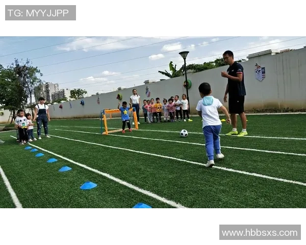 足球黄老师带你领略足球的魅力与技巧，开启你的足球梦想之旅